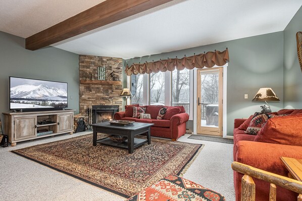 Maison mitoyenne, cheminée, vue montagne | Coin séjour | Télévision de 40 pouces avec chaßnes numériques, cheminée