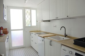 Køleskab, mikrobølgeovn, kogeplade, opvaskemaskine