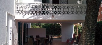 1 minute walk to the beach. Great garden. The best location