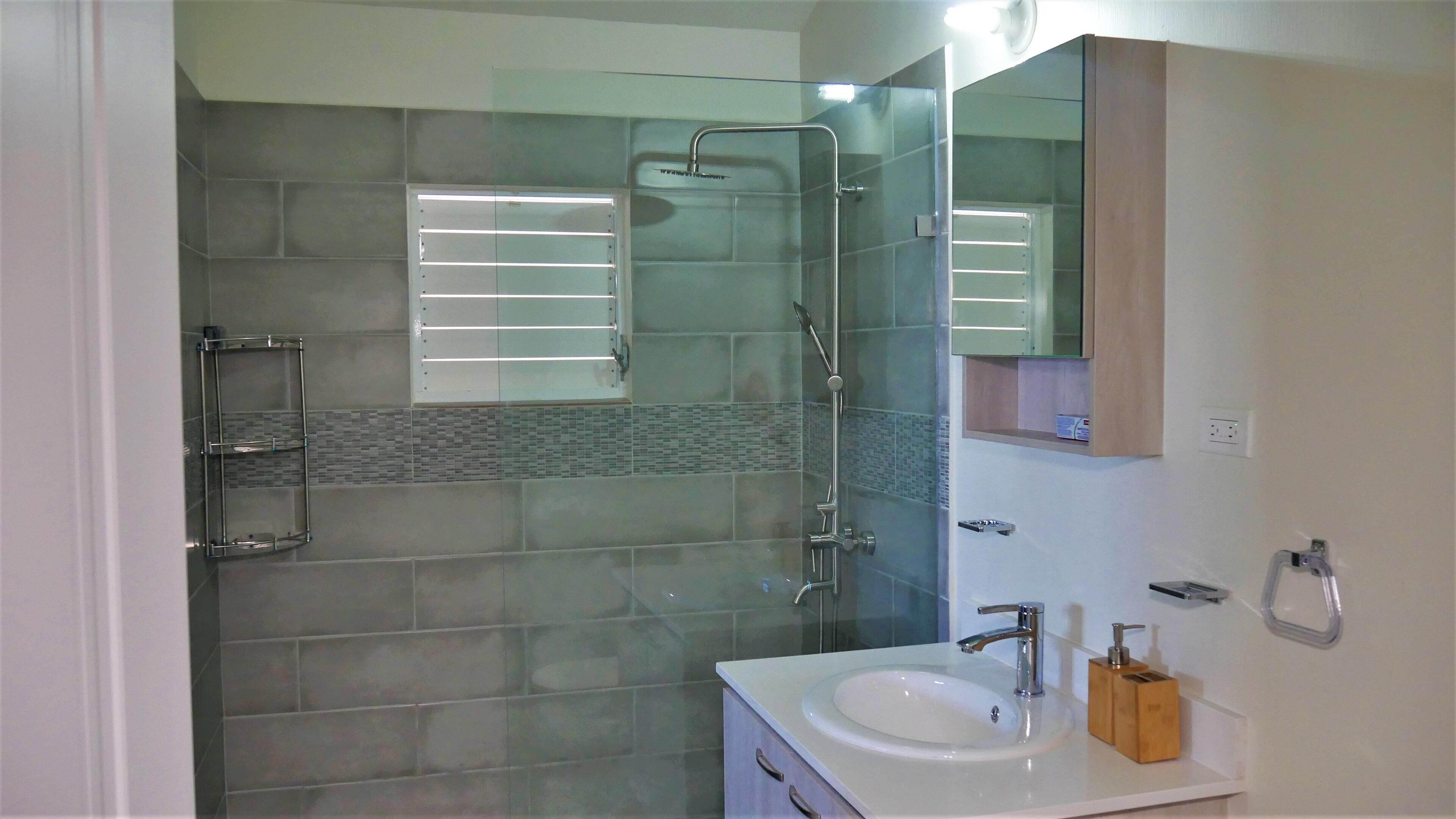 Maison | Salle de bain | Douche, sèche-cheveux, serviettes fournies