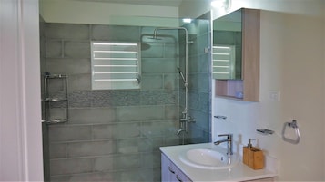 Ducha, secador de pelo, toallas