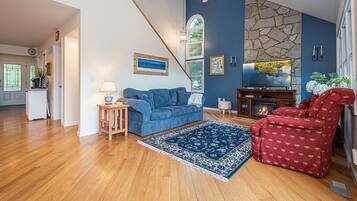 House, Multiple Beds, Fireplace, Garden View | Living area | 40-inch TV with digital channels, fireplace