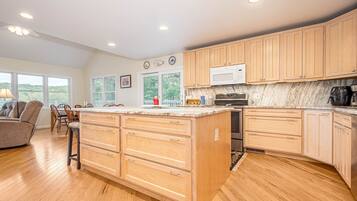 House, Multiple Beds, Fireplace, Garden View | Private kitchen | Fridge, microwave, oven, stovetop