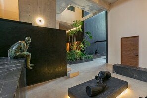 Coin salon dans le hall