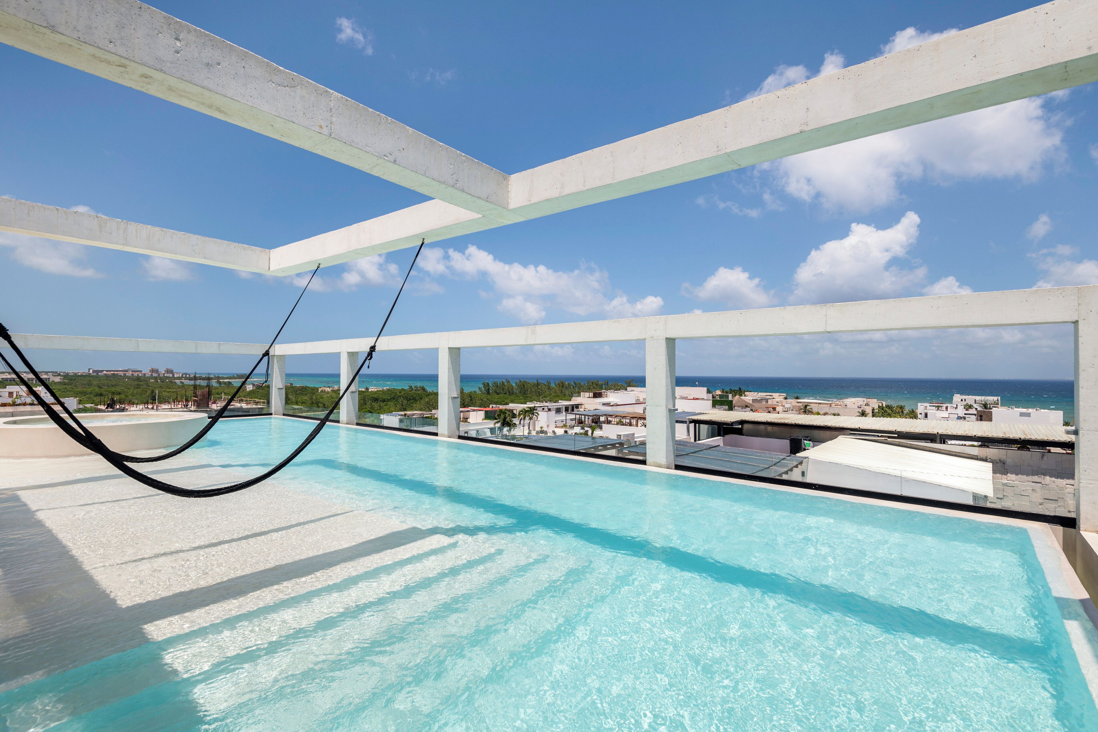 Piscine extérieure, chaises longues