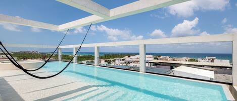 Ulkouima-allas, aurinkotuoleja