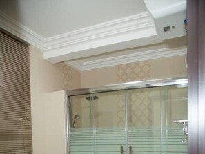 Dusj, boblebad, håndklær og såpe