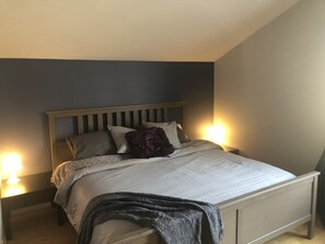 2 Schlafzimmer, Schreibtisch, Bügeleisen/Bügelbrett, Reisekinderbett