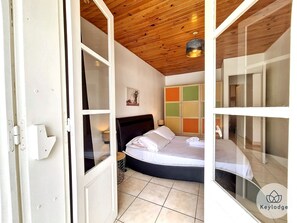 2 bedrooms, iron/ironing board, Internet, bed sheets