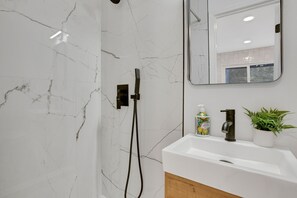 Hair dryer, towels, soap, shampoo - Private Pool Oasis in Prime Hacienda Heights (Hacienda Heights)