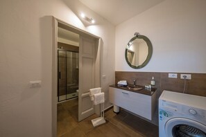 Douche, sèche-cheveux, bidet, serviettes fournies