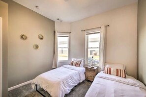 3 bedrooms, desk, iron/ironing board, free WiFi