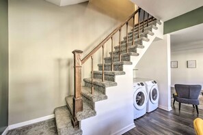 Interior - Sunny Getaway mins to downtown and bottleworks (Indianapolis)