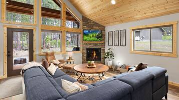 Smart TV, chimenea, videojuegos y reproductor de DVD