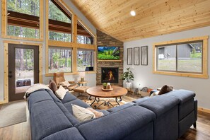 تلفزيون ذكي، مدفأة، ألعاب فيديو، مشغل دي في دي