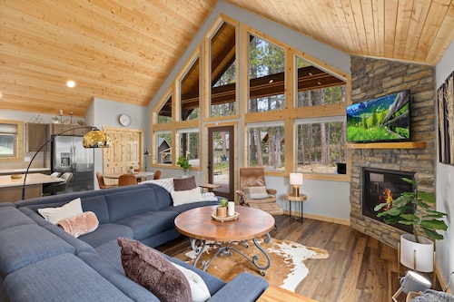 Snowshoe Inn - King Master - Hot Tub - Fire Pit - Trails - Community Pool