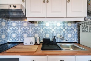 Kjøleskap, mikrobølgeovn, kokeplater og kaffetrakter/tekoker