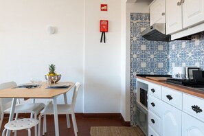 Kjøleskap, mikrobølgeovn, kokeplater og kaffetrakter/tekoker