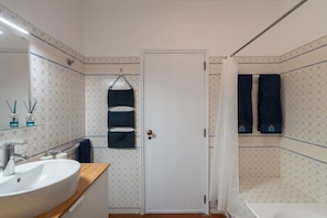Bathtub, towels, soap, shampoo