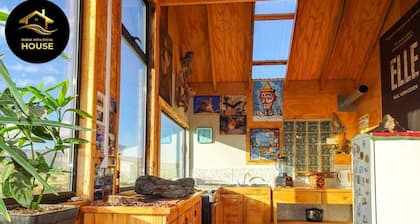 Wooden house with panoramic view a few minutes from the city