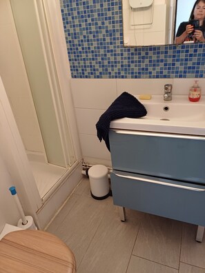 Een douche, een haardroger, handdoeken