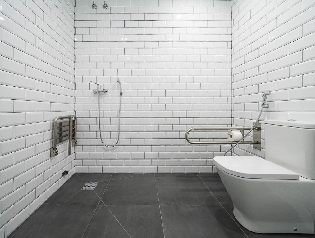 Een douche, een haardroger, badjassen, vloerverwarming