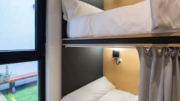 Cama en habitación compartida mixta de 28 camas | Ropa de cama de alta calidad y edredones de plumas