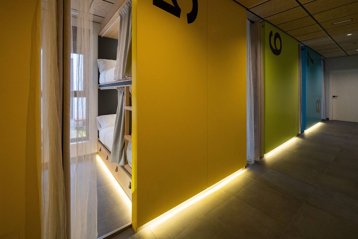 Fælles sovesal - mænd/kvinder - fælles badeværelse (1 Bed in 28 Bed Room) | Premium-sengetøj, dundyner, senge med madrasser af memory foam