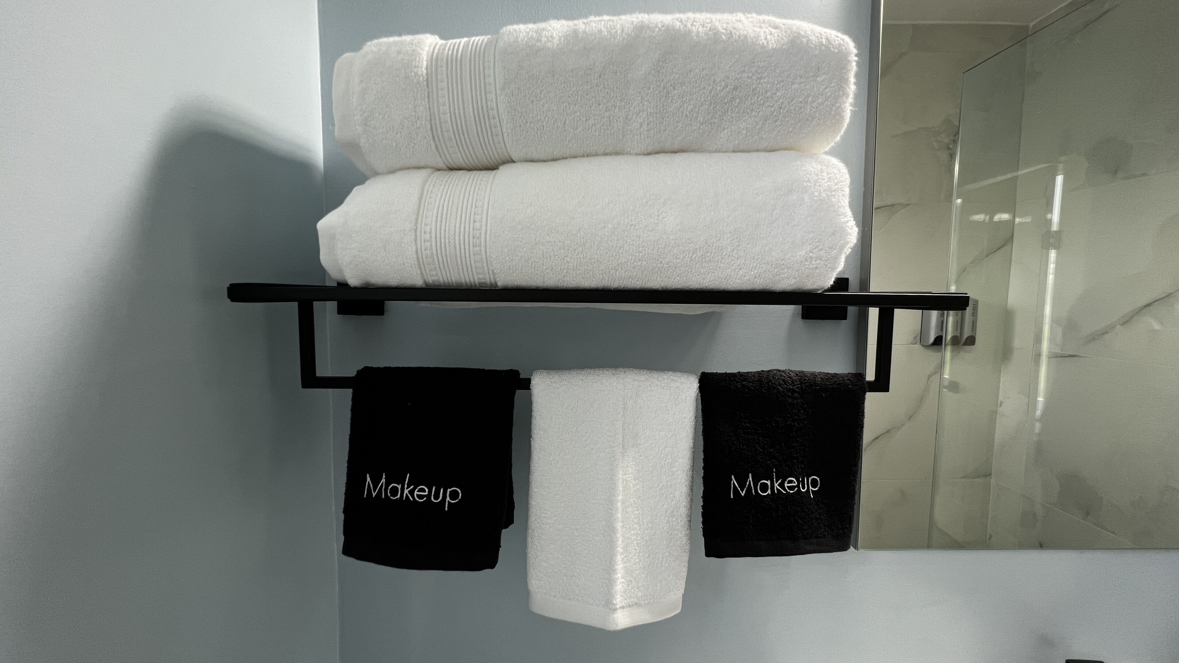 Suihku, hiustenkuivaaja, pyyhkeet, saippua