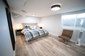 5 bedrooms, desk, iron/ironing board, travel cot