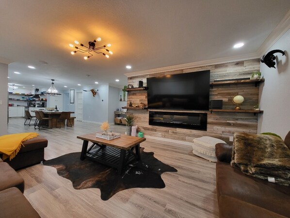 Smart TV, fireplace, stereo