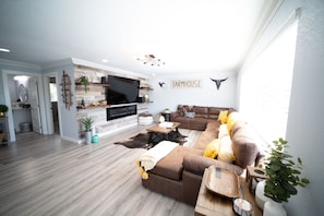 Smart TV, fireplace, stereo