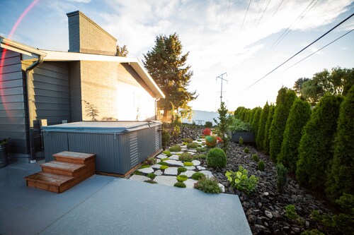 The Farmstead- Pool, Hot Tub, Firepit and Farm Fresh Eggs/Animals in Walla Walla