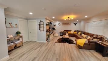 Smart TV, fireplace, stereo