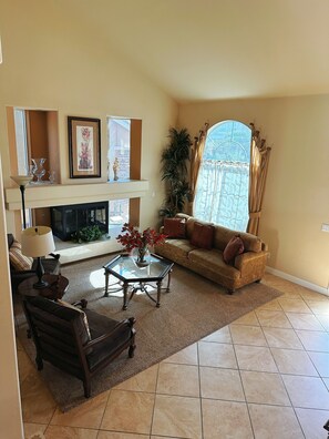 TV, foosball, offices - 5BD/4BA, King bed, private pool, foosball & pool table, and few miles to strip (Las Vegas)