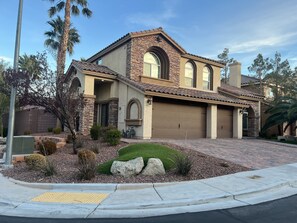 Exterior - 5BD/4BA, King bed, private pool, foosball & pool table, and few miles to strip (Las Vegas)