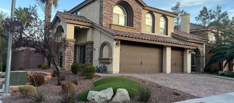 5BD/4BA, King bed, private pool, foosball & pool table, and few miles to strip
