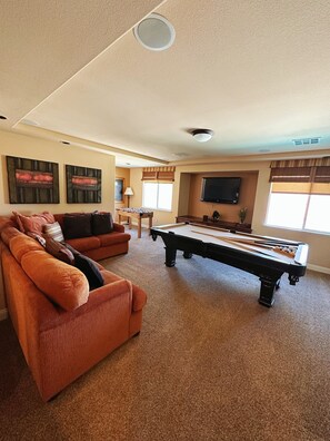 TV, foosball, offices - 5BD/4BA, King bed, private pool, foosball & pool table, and few miles to strip (Las Vegas)