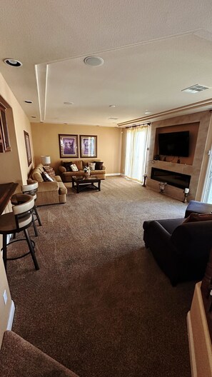 Fernseher, Tischfußball, Arbeitsbereiche