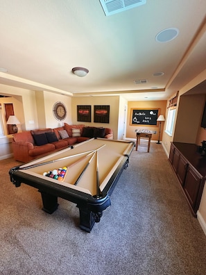Game room - 5BD/4BA, King bed, private pool, foosball & pool table, and few miles to strip (Las Vegas)
