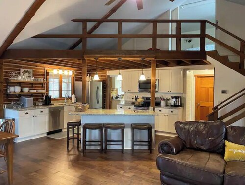 Secluded 2 bedroom cabin home with hot tub