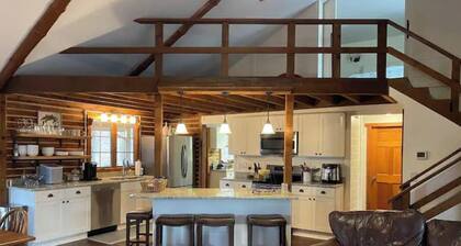 Secluded 2 bedroom cabin home with hot tub