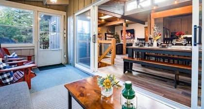 Cozy upgraded Chalet Hot Tubs Sauna Fireplace