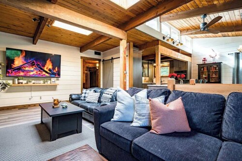 Ski in/out Chalet Hot Tubs Sauna Fireplace