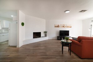 Televisión y chimenea 