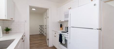 Een koelkast, een microgolfoven, een oven, een kookplaat