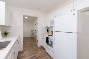 冰箱、微波炉、烤箱、炉灶