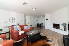 Televisión y chimenea 