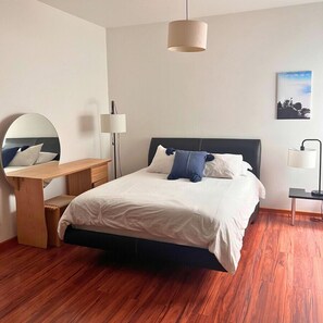 1 chambre, bureau, fer et planche à repasser, lit de bébé portatif