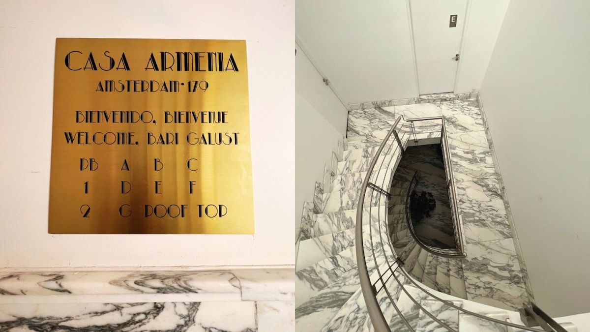 Een hotelschiltje met 'CASA ARMENIA' en 'AMSTERDAM 17Q', dat de locatie aangeeft.
